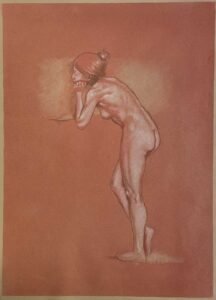 Standing female nude profile drawing in red chalk by Dario Moschetta – classical pose on toned A3 paper | Nudo femminile in piedi di profilo a sanguigna | Dessin nu féminin debout de profil | Dibujo desnudo femenino de perfil | Stehender weiblicher Akt im Profil