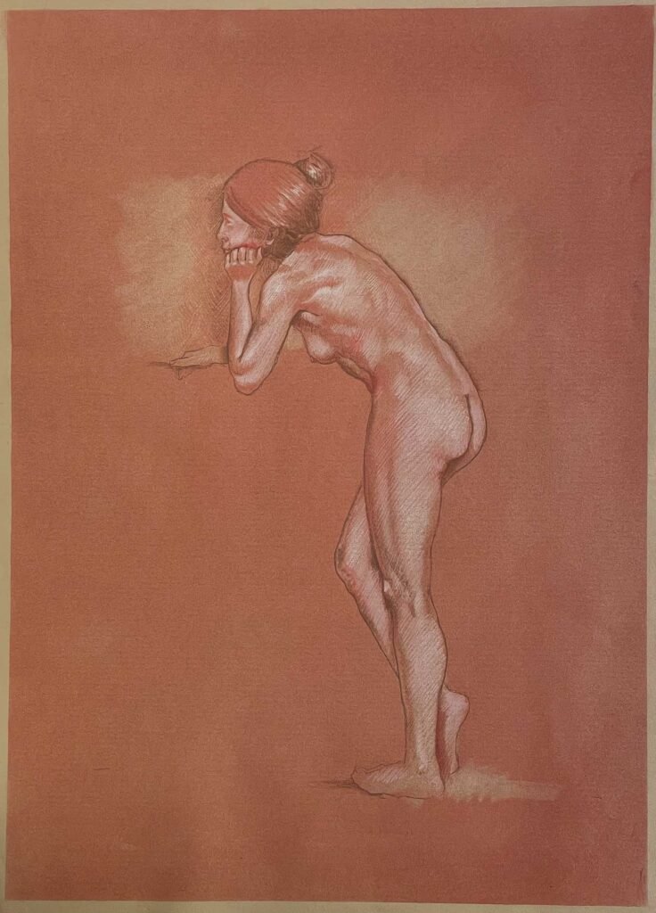 Standing female nude profile drawing in red chalk by Dario Moschetta – classical pose on toned A3 paper | Nudo femminile in piedi di profilo a sanguigna | Dessin nu féminin debout de profil | Dibujo desnudo femenino de perfil | Stehender weiblicher Akt im Profil