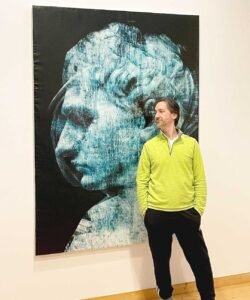 Large Format Contemporary Painting Artiste debout à côté d’une peinture contemporaine grand format