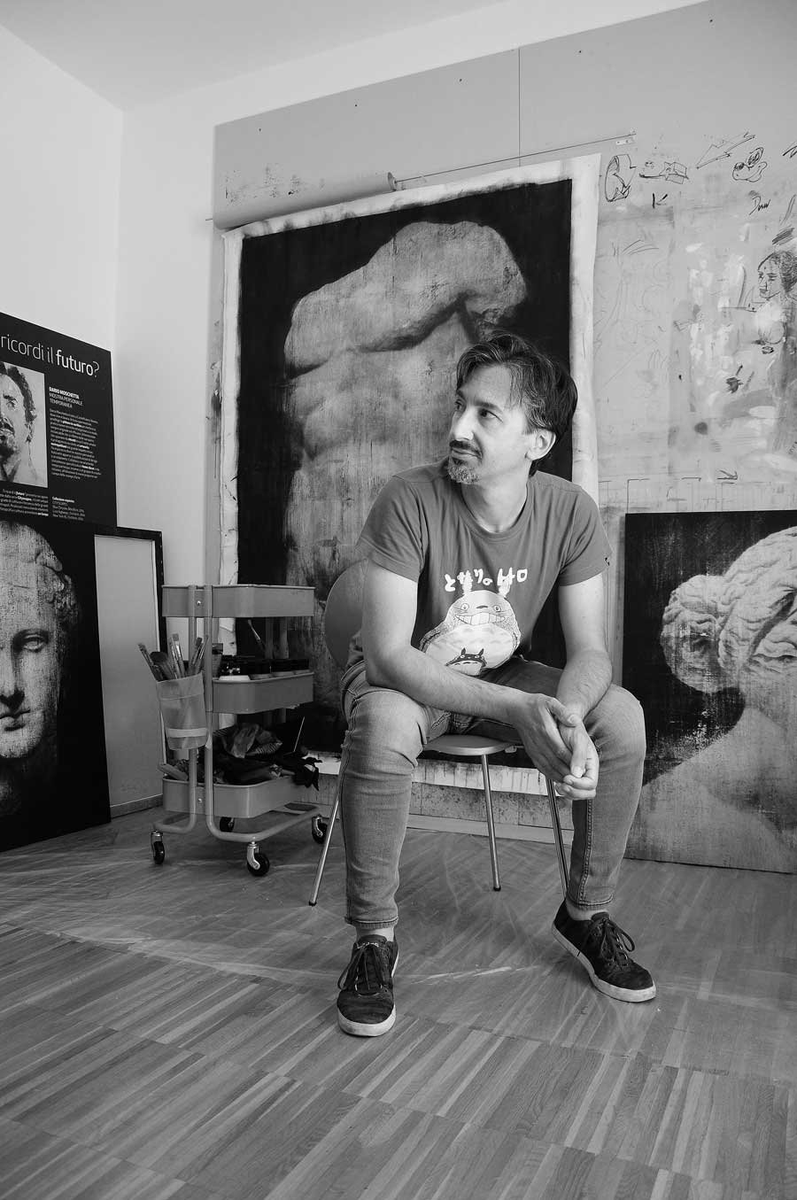 Dario Moschetta nel suo studio d’artista, in bianco e nero