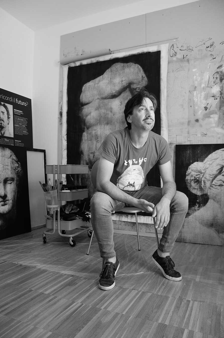 Dario Moschetta artista italiano contemporaneo, momento creativo in studio
