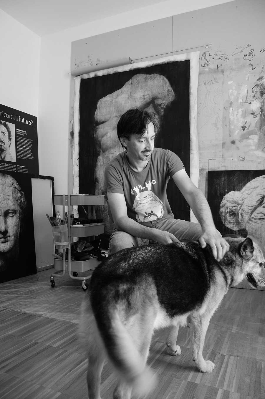 Artista italiano contemporaneo Dario Moschetta con cane in studio