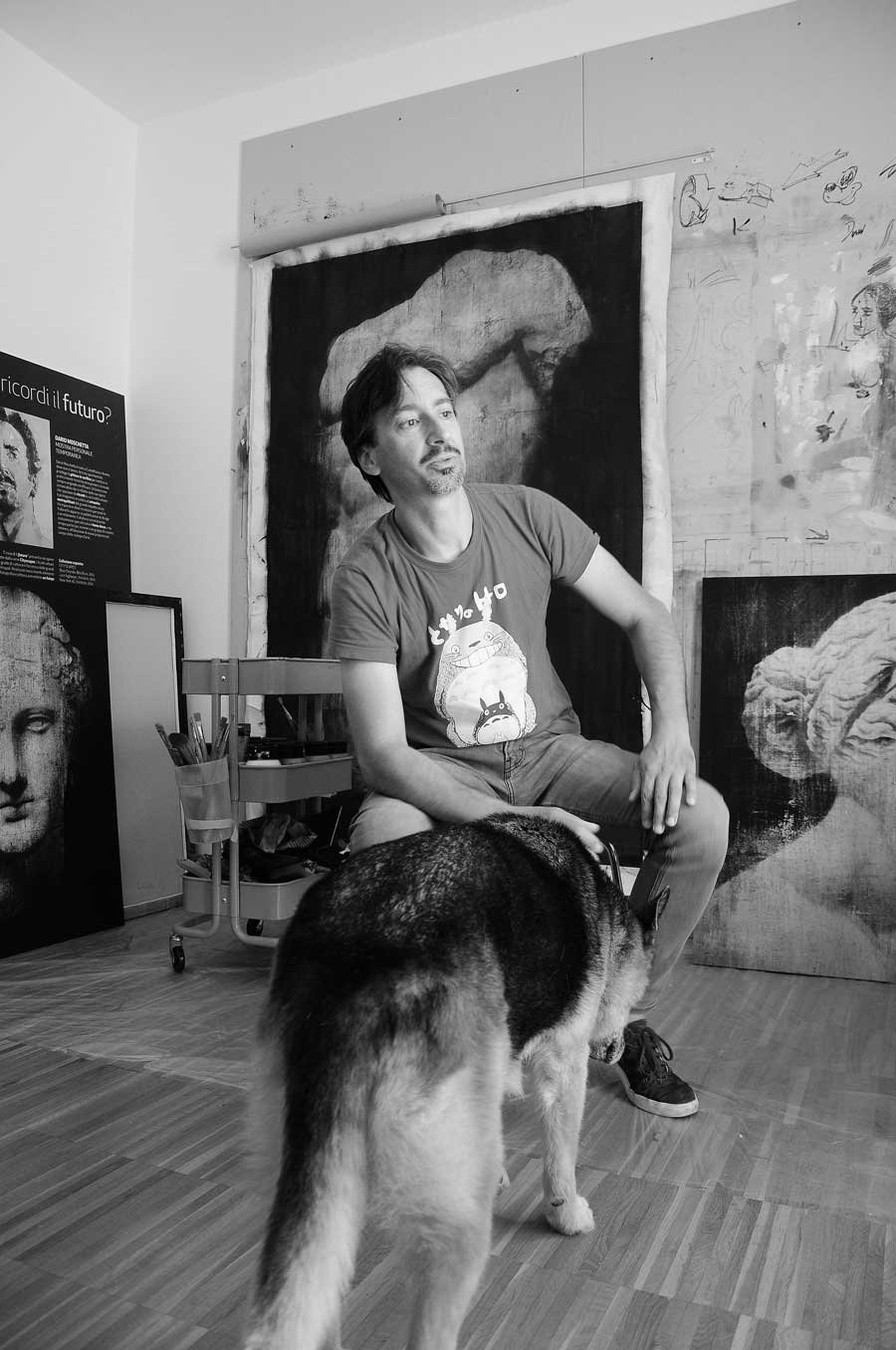 Dario Moschetta artista italiano contemporaneo, sequenza fotografica in studio con cane