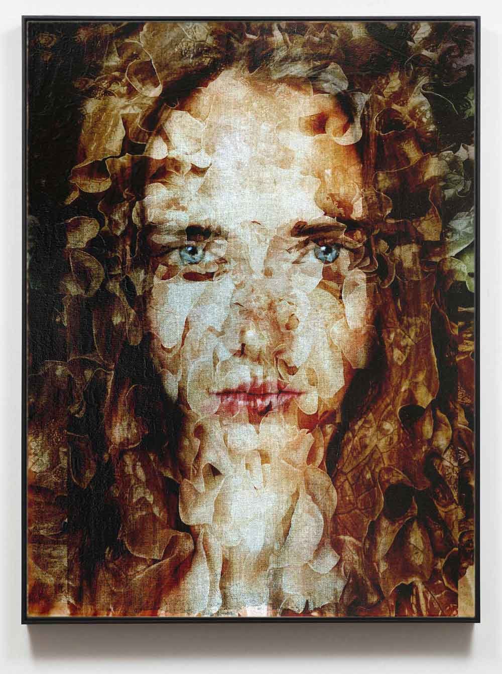 Opera 704 con volto femminile in contrasto di texture materiche