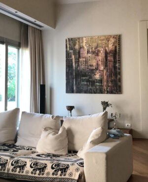 Vista d'interni con l'opera New York 101 appesa nella casa di un collezionista – quadro venduto di Dario Moschetta, artista italiano contemporaneo