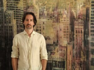 Dario Moschetta artista italiano contemporaneo davanti alla sua opera New York 101, cityscape in grande formato su tela